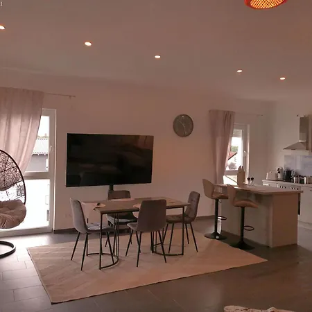Aparthotel Neu Gebaut - Modern - - Boardinghouse Weiße Taube Altenstadt